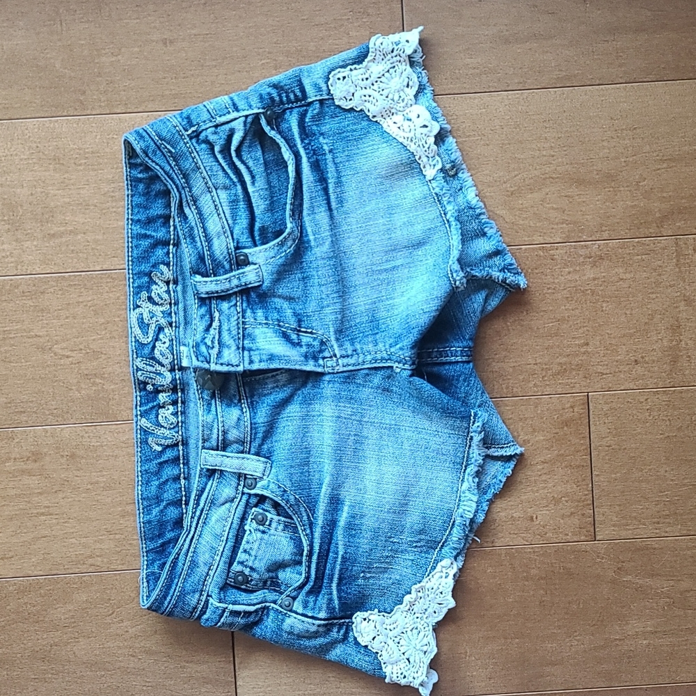 Daisy Dukes - Picture 2 of 3